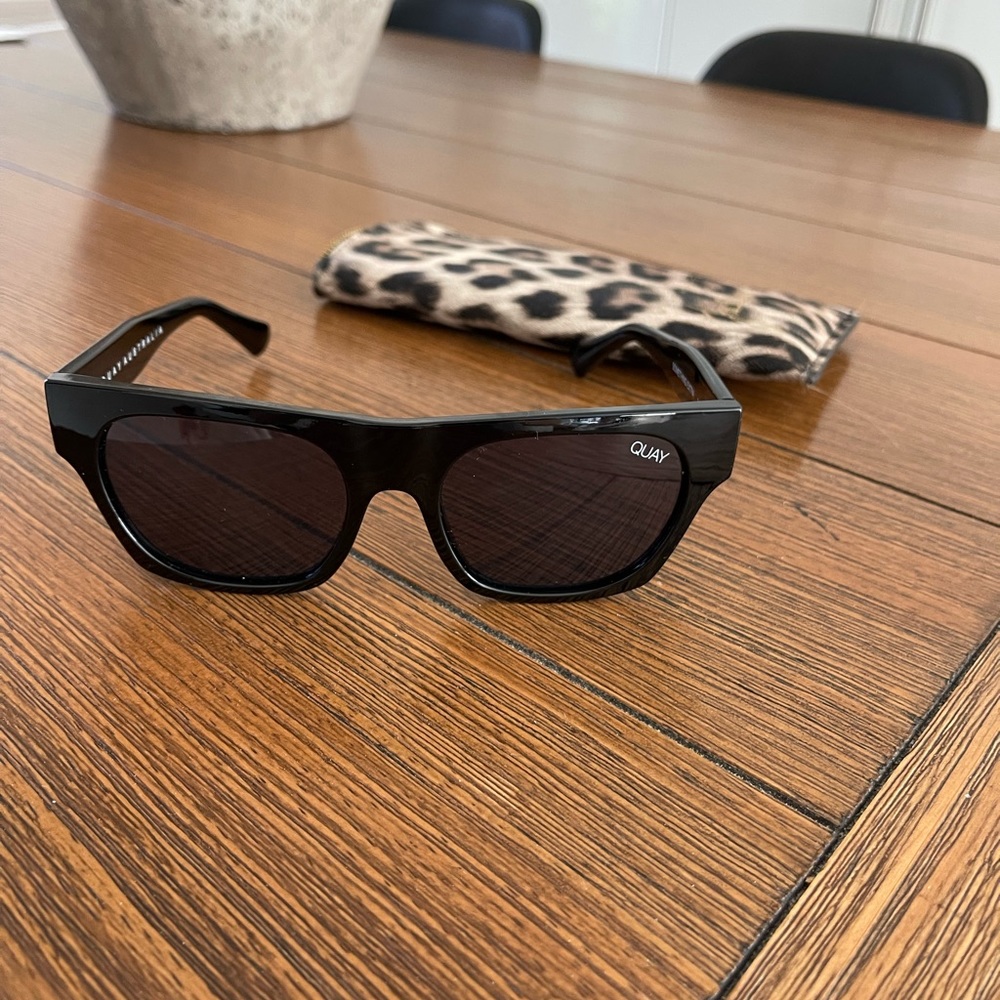 QUAY Sunglasses / Something Extra 111